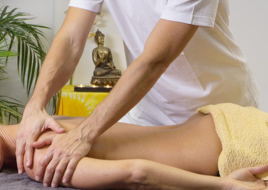 Vergelijking ontspanningsmassage en deep tissue massage: twee mannen ontvangen verschillende massagebehandelingen