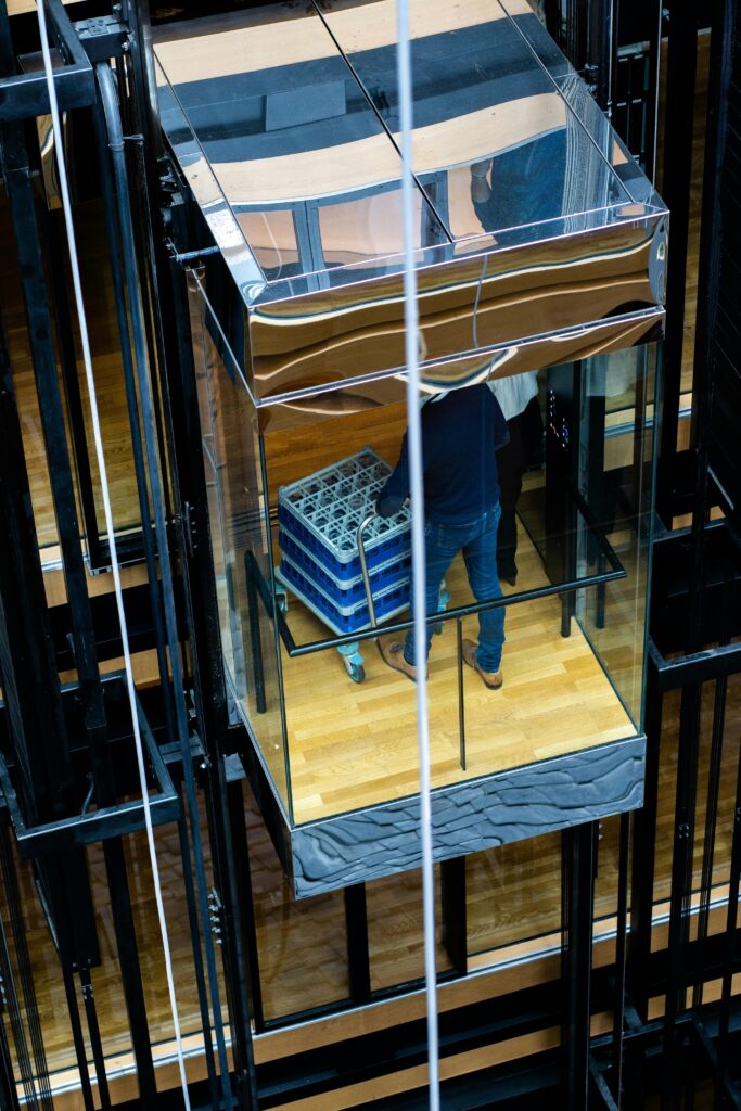 Personen lift huren voor bouwproject, renovatie of evenement met veilige toegang tot meerdere verdiepingen.